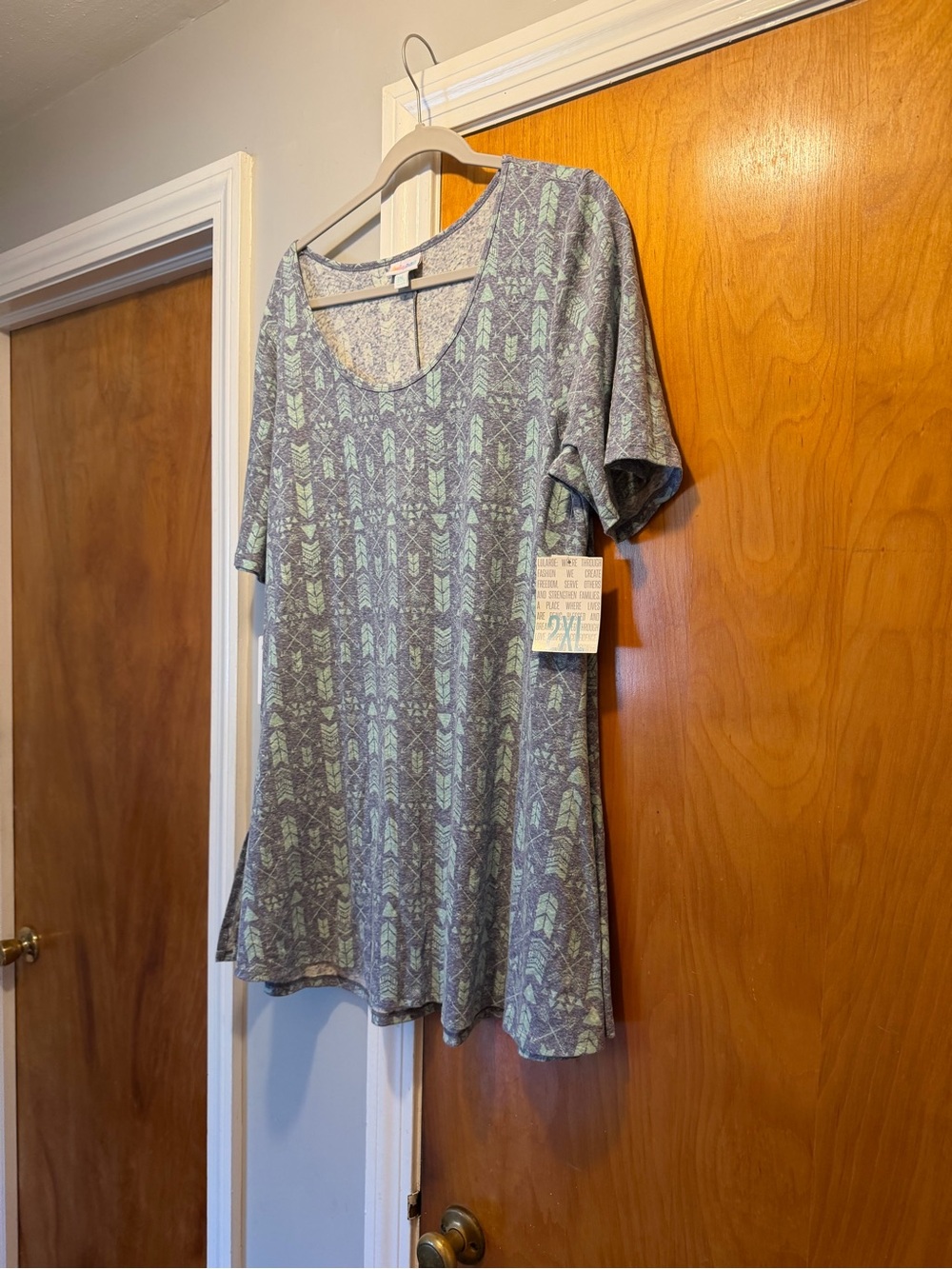 LuLaRoe Perfect T — Gray with Mint Arrow Print NWT